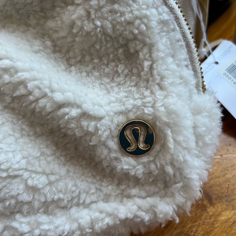 NWT Lululemon Everywhere Belt Bag 1L Plush Fleece White/Gold - Picture 4 of 8